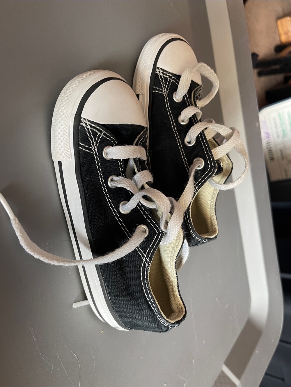EUC  converse Kids Black Canvas Lace-Up Sneakers 8